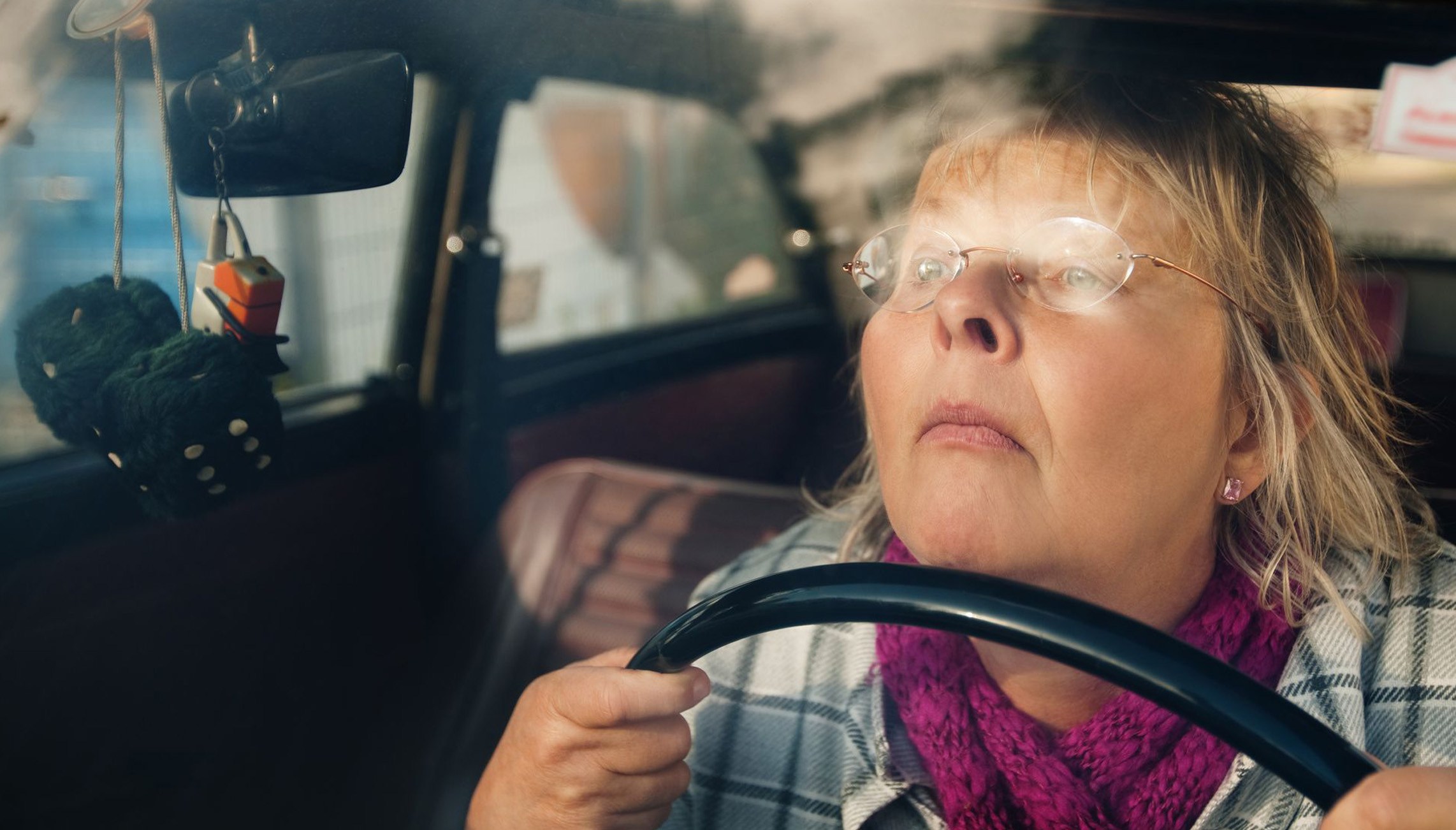Read more about the article Por que você não deve dirigir “colado” ao volante num carro com airbag