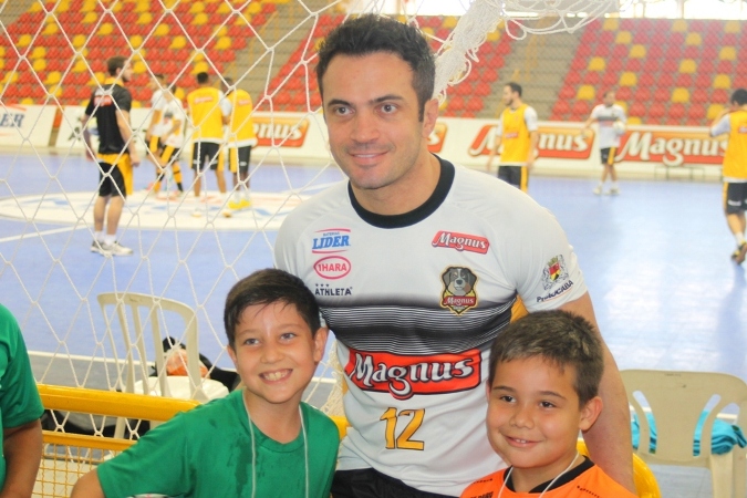 Read more about the article Alunos do programa Barça-Unimed visitam time do Magnus Futsal