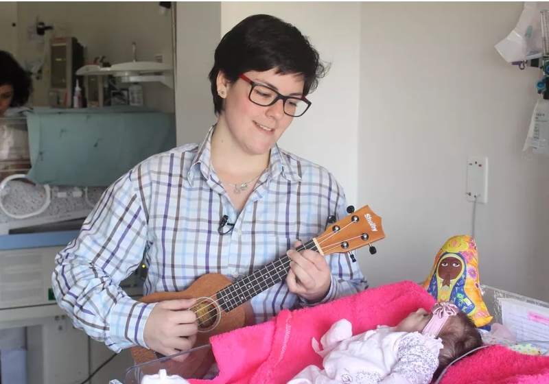 Read more about the article Médica canta e toca violão havaiano para acalmar bebês