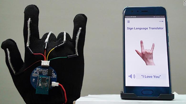 Read more about the article Luvas high-tech traduzem a linguagem de sinais para fala