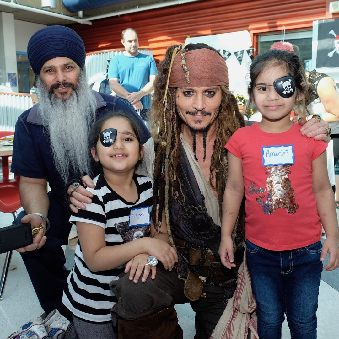 Read more about the article Johnny Depp se veste de Jack Sparrow e visita crianças hospitalizadas