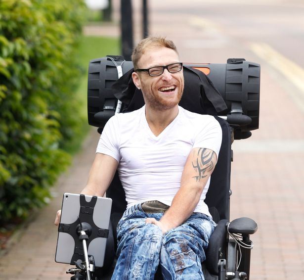 Read more about the article Este inglês transformou sua cadeira de rodas numa balada móvel