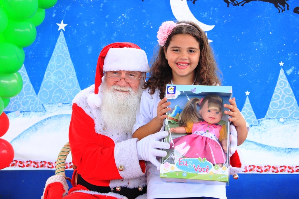 Leia mais sobre o artigo Crianças ganham presentes e tiram fotos com Papai Noel na Escola José Osório