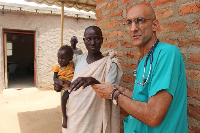 Leia mais sobre o artigo Conheça o médico que atende 500 pacientes por dia no Sudão
