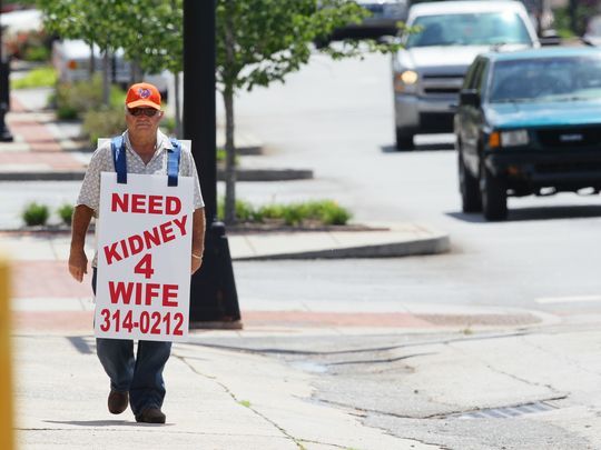 Leia mais sobre o artigo Com cartaz no corpo, homem passa um ano buscando doador de rim para sua mulher