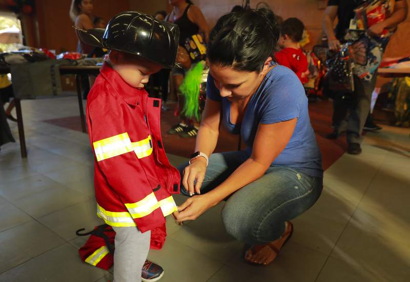 Leia mais sobre o artigo Polícia doa fantasias de Halloween a crianças vítimas de incêndio