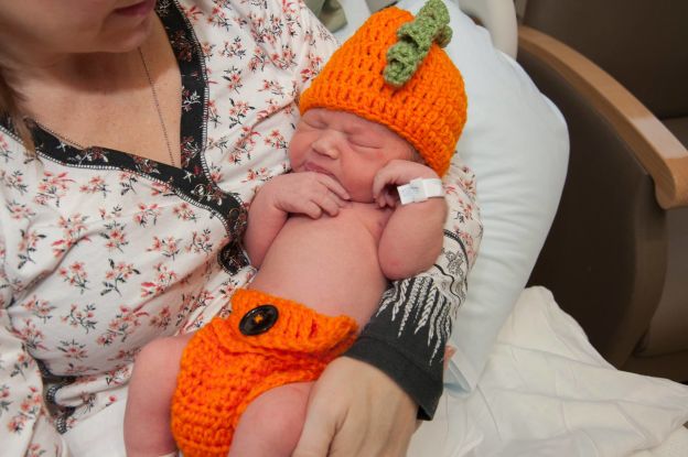 Leia mais sobre o artigo No Halloween, pacientes da Maternidade ganham fantasias de abóbora
