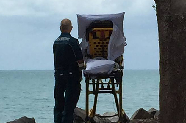 Leia mais sobre o artigo Paciente terminal é levada à praia por paramédicos: “Queria ver o oceano uma última vez”