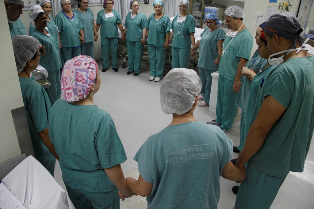 Leia mais sobre o artigo Profissionais do Hospital Santa Lucinda encontram, na oração, forças para enfrentar a rotina do Centro Cirúrgico