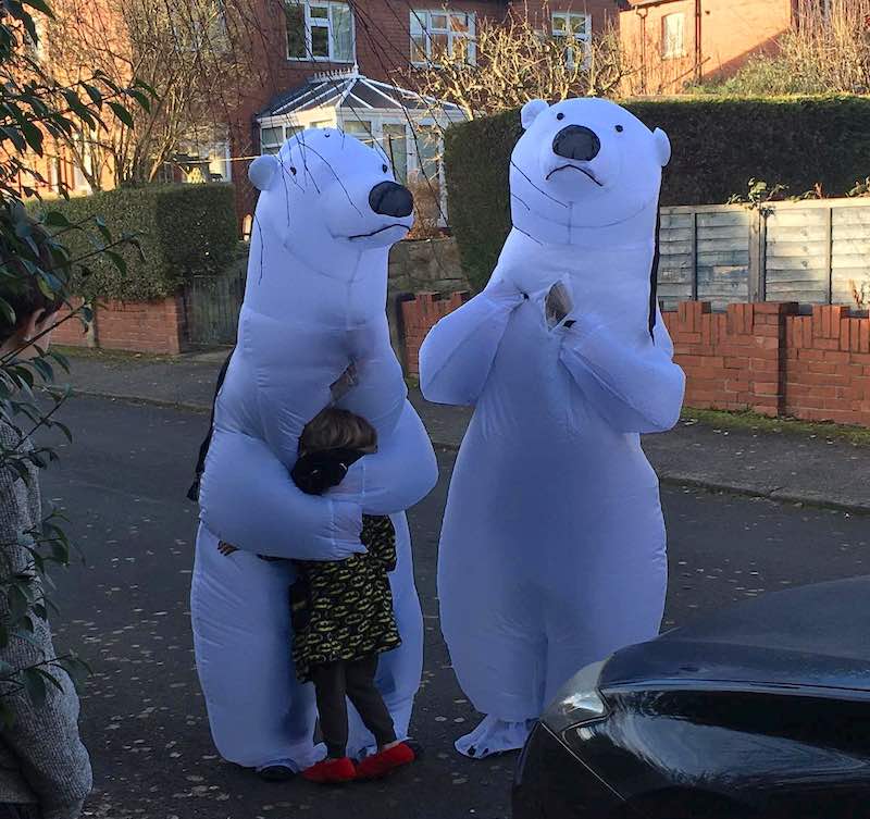 Leia mais sobre o artigo Avós compram fantasia de urso polar para abraçar, com segurança, seus netos após 9 meses de isolamento