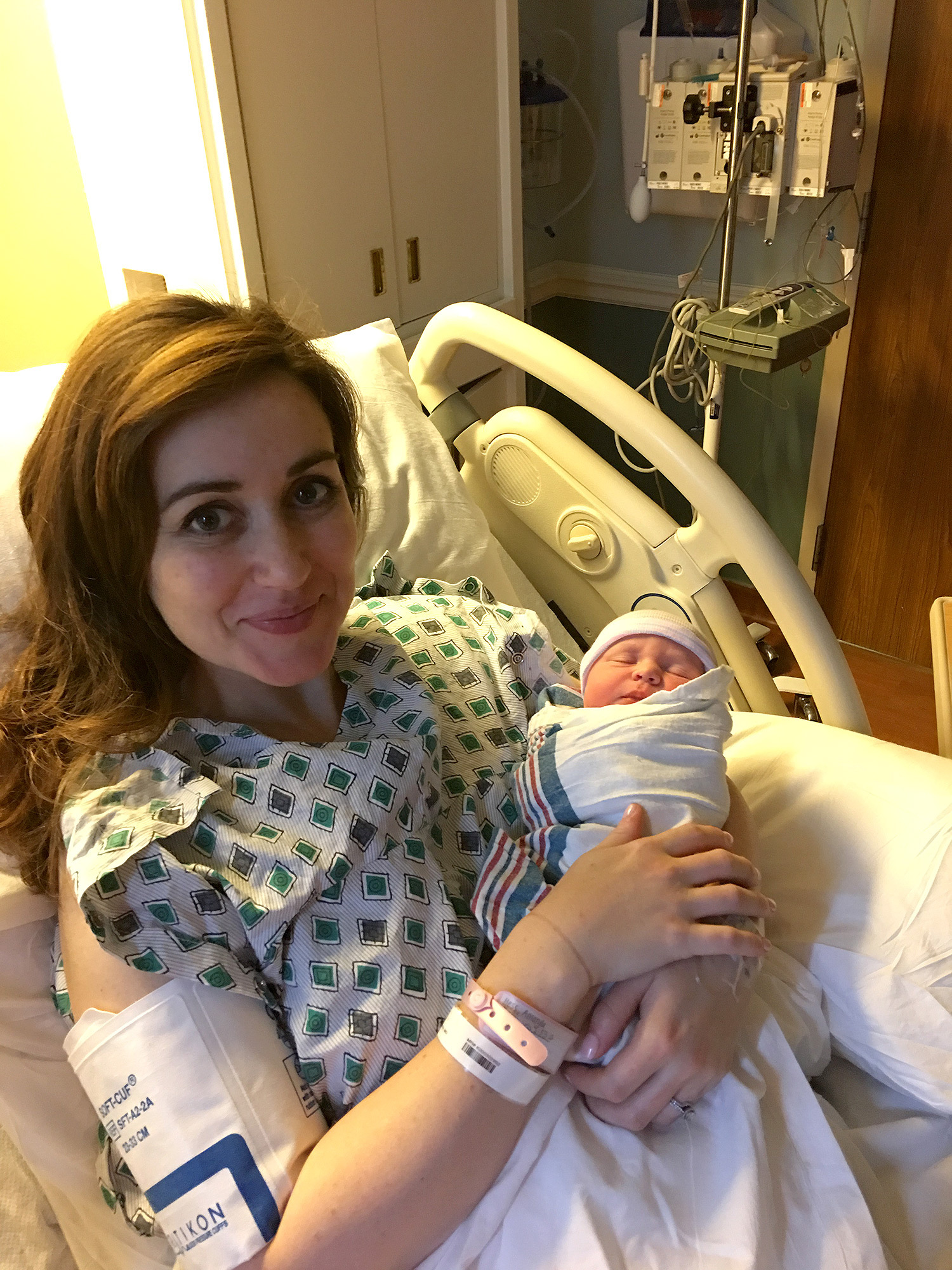 Leia mais sobre o artigo Médica interrompe próprio parto para ajudar outro nascimento